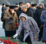 Город возлагает цветы