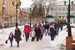 По проспекту Культуры омичи стекаются на праздник в парк «Советский»