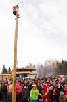 Одно из любимых развлечений — покорение масленичного столба