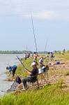 Поделенный на участки берег ощетинился удочками