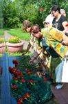 Цветы возлагают ветераны муниципальной службы округа