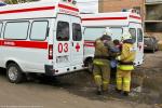Огнеборцы передают пострадавших медикам