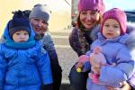 На улицах Омска часто можно встретить мам с детьми (колледж профессиональных технологий)