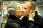 Мама чемпиона встретила его с семьёй в аэропорту Омска