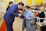 Мэр Вячеслав Двораковский вручает премию Галине Гринкевич, опытному библиографу