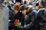 Гвоздики к памятнику принесли мэр Омска Вячеслав Двораковский и председатель Омского городского Совета Галина Горст