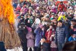 Примета времени: участники праздника спешат запечатлеть самые яркие моменты на свои гаджеты