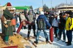 Здесь бьются мешками, стоя на узеньких мостках