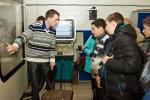 Инженер-технолог Дмитрий Бердюгин объясняет ребятам, как работает фрезерный станок