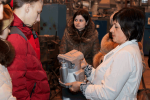 Инженер-технолог Ольга Голубкова демонстрирует ребятам образцы литья