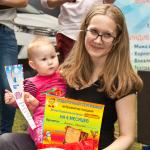 Дипломы и подарки раздаются родителям детей постарше