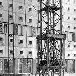 «Бойницы» книгохранилища пропускают мало солнечного света для лучшей сохранности фондов