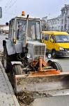 На городских магистралях тракторы чистили прибордюрное пространство