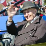 Участники ретропроезда тепло приветствовали зрителей парада