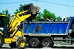 Строительный мусор погружен на спецтехнику и транспортирован для утилизации