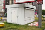 Незаконно установленный павильон возле ТК «Метромолл»
