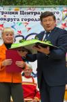 Мэр Омска подарил председателю КТОС «Амурский-2» торт в виде макета площади Праздников