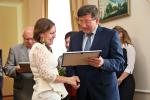 Мэр Омска Вячеслав Двораковский вручает сертификат Анастасии Белоусовой