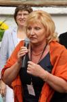 Директор школы Ирина Ходзицкая приветствует учащихся
