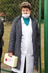 Школьников сопровождает медсестра с аптечкой