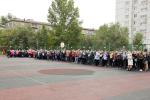 Все 483 обучающихся построились, не хватает только одного учителя