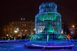 Один из больших омских фонтанов превратился в каскад разноцветных огней
