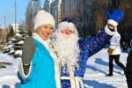 Дед Мороз со Снегурочкой встречали бегунов возле Тарских ворот