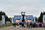Вечный огонь в омском парке Победы расположен рядом с монументом Воину-победителю