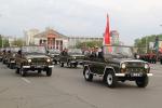 На площадь выезжают автомобили с ветеранами Великой Отечественной войны