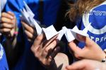 Бумажные голуби — своеобразные визитные карточки волонтёров. На них ребята написали свои адреса и телефоны