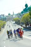 Борис Метцгер. Фавориты велогонки памяти заслуженного тренера СССР Леонида Живодерова проходят главную улицу Омска. 2012