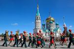 Музыканты покидают площадь, чтобы пройти по Любинскому проспекту