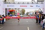 Финишную ленту пересекает победительница СММ Альбина Майорова (2:34:14)