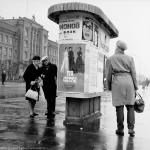Этюд. У афишной тумбы на остановке «Площадь Ленина». 1960-е