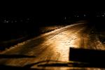 Свет фар — единственное освещение зимней дороги на полигон Октябрьского округа