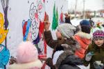 Акция «Рисуем вместе»: ребята раскрасили огромную сказочную иллюстрацию