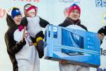 Телевизор от спонсора достался семье в костюмах пингвинов