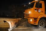 Асфальт прометается и обрабатывается пескосоляной смесью
