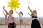 Девочки разучили новый танец к приходу весны