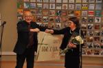 Первый директор музея Борис Чирков вручает презент действующему директору музея Ларисе Тимковой