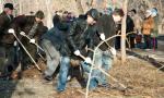 Общими усилиями уборка территории продвигалась быстро