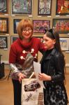 Приз вручает  Ольга Косолапова — главный хранитель музея