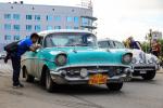 Волонтеры помогают с парковкой экипажу Chevrolet 210 (1957 год)