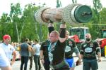 Подъем 150-килограммового богатырского бревна может даться нелегко…