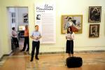 Выставку «Евсей Моисеенко и ученики» открывают директор музея Юрий Трофимов и куратор выставки Фарида Буреева