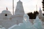 Вокруг новогодней ёлки установлены снежно-ледовые символы Москвы и Омска