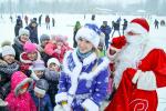 Поздравить любителей активного отдыха с Новым годом и Рождеством пришли Дед Мороз, Снегурочка и другие сказочные персонажи