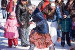 В масленичном хороводе девушки убегают от парней