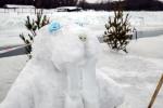 Снежная фигура расположена у полыньи, где проходят тренировки моржей