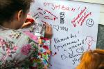На больших ватманах малыши и взрослые оставили отзывы и пожелания
